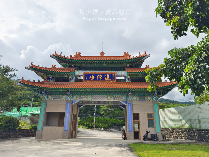 高雄。六龜》諦願寺-樟木臥佛像及精緻建築彩繪很吸睛