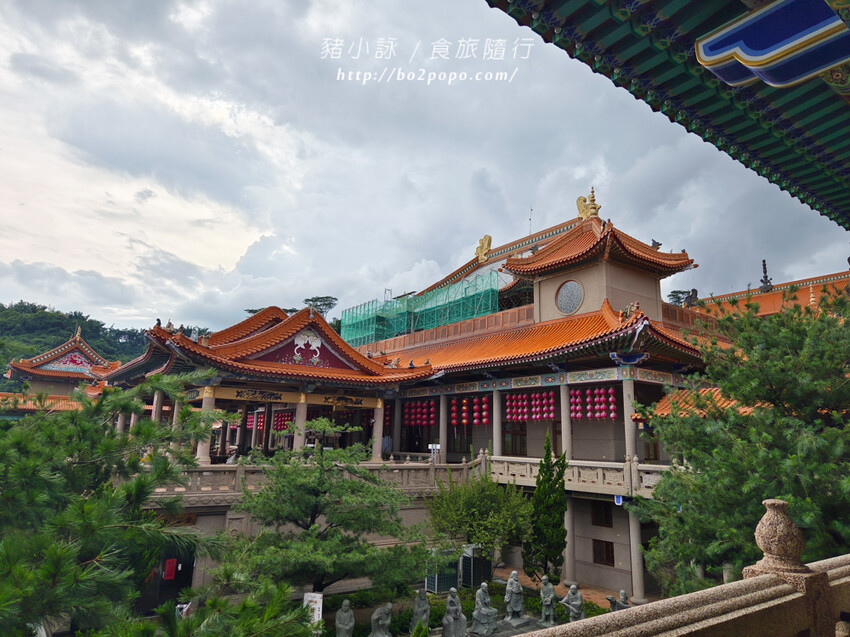 高雄。六龜》諦願寺-樟木臥佛像及精緻建築彩繪很吸睛