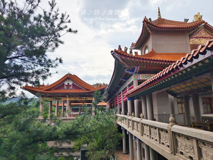 高雄。六龜》諦願寺-樟木臥佛像及精緻建築彩繪很吸睛