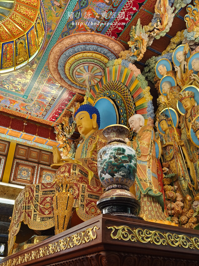 高雄。六龜》諦願寺-樟木臥佛像及精緻建築彩繪很吸睛