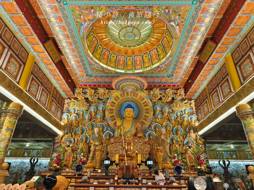 高雄。六龜》諦願寺-樟木臥佛像及精緻建築彩繪很吸睛