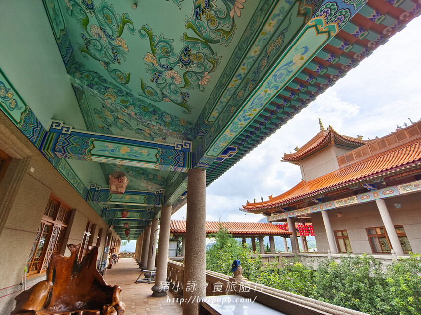 高雄。六龜》諦願寺-樟木臥佛像及精緻建築彩繪很吸睛