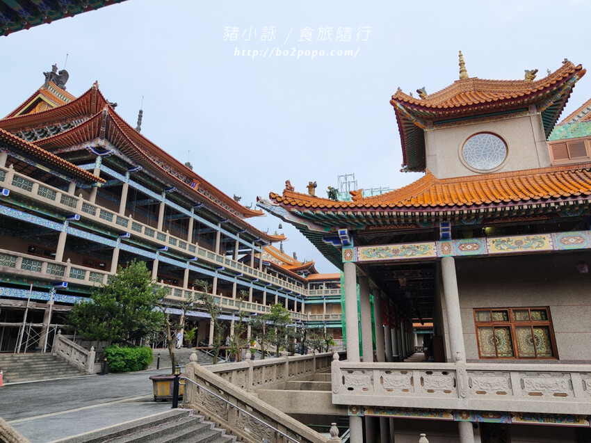 高雄。六龜》諦願寺-樟木臥佛像及精緻建築彩繪很吸睛