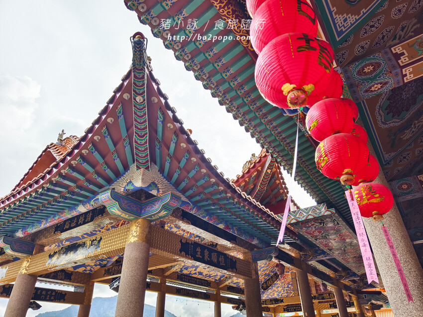 高雄。六龜》諦願寺-樟木臥佛像及精緻建築彩繪很吸睛