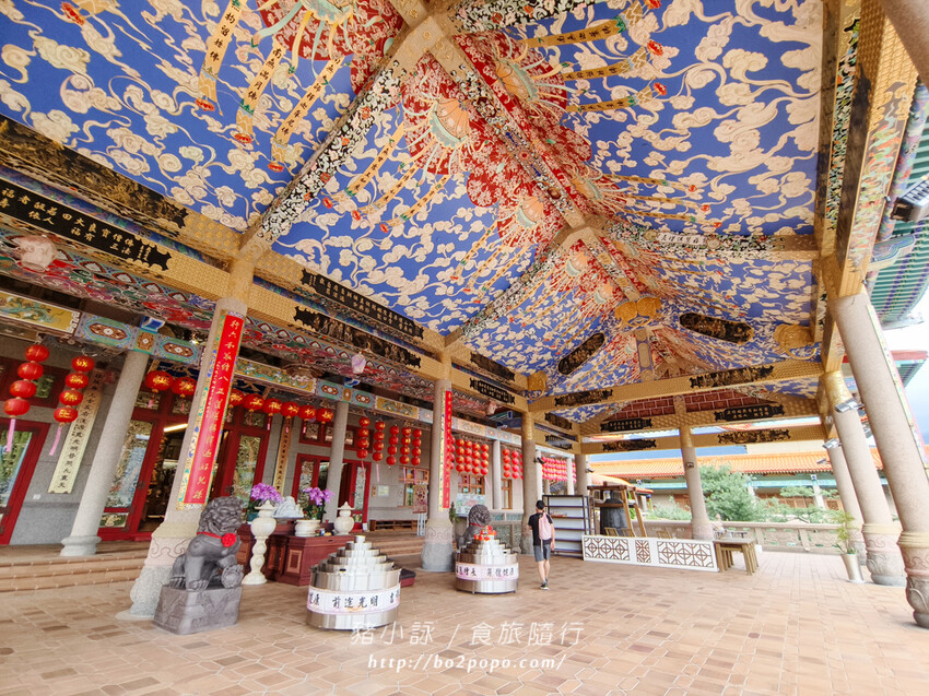 高雄。六龜》諦願寺-樟木臥佛像及精緻建築彩繪很吸睛