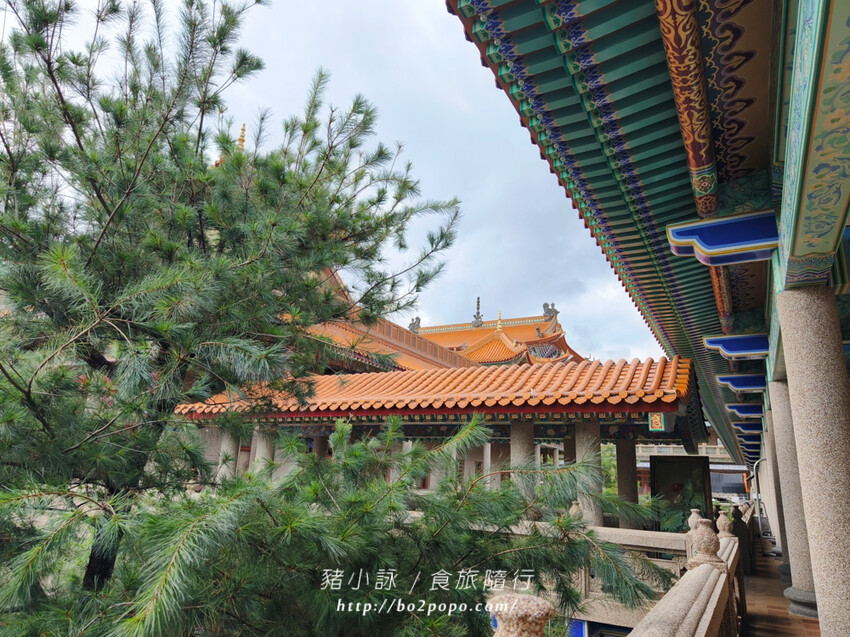 高雄。六龜》諦願寺-樟木臥佛像及精緻建築彩繪很吸睛