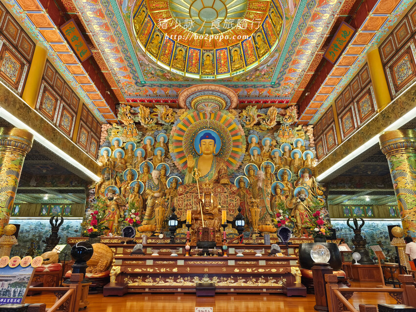 高雄。六龜》諦願寺-樟木臥佛像及精緻建築彩繪很吸睛