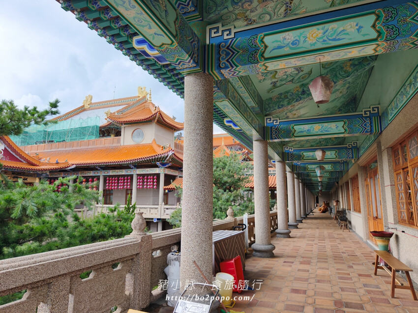 高雄。六龜》諦願寺-樟木臥佛像及精緻建築彩繪很吸睛