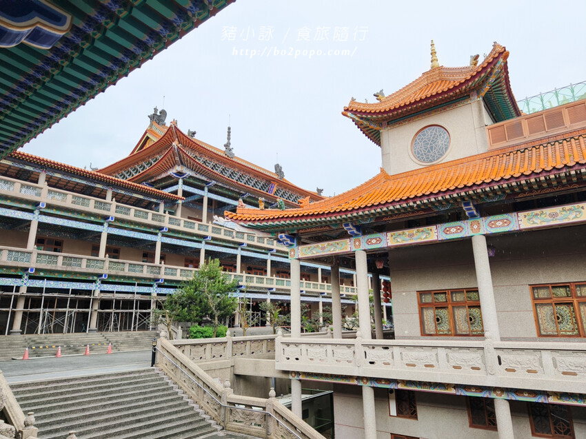 高雄。六龜》諦願寺-樟木臥佛像及精緻建築彩繪很吸睛