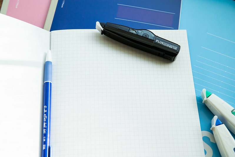 文具．專為學生設計的PLUS筆記本．橫線、方格款兩款可選，滑順紙質書寫超Easy．搭配MR修正帶組．學生上課的筆記利器！！