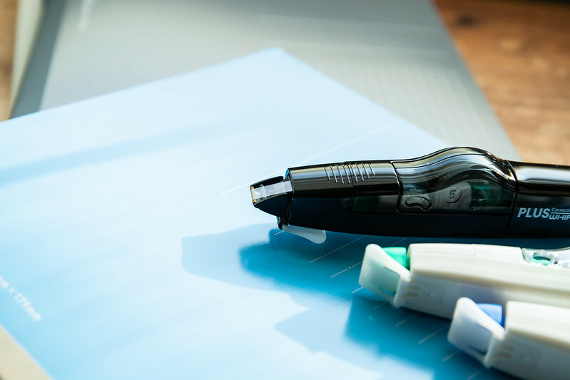 文具．專為學生設計的PLUS筆記本．橫線、方格款兩款可選，滑順紙質書寫超Easy．搭配MR修正帶組．學生上課的筆記利器！！