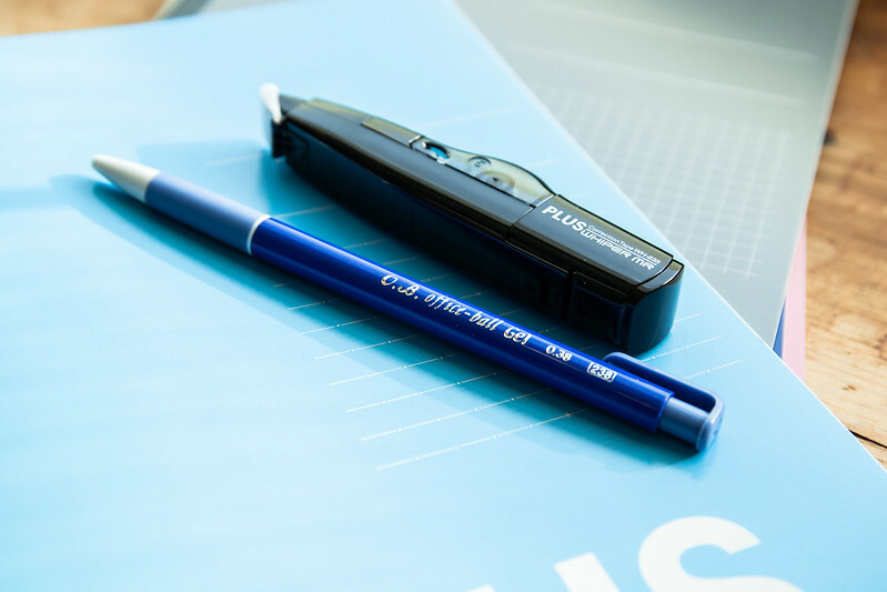 文具．專為學生設計的PLUS筆記本．橫線、方格款兩款可選，滑順紙質書寫超Easy．搭配MR修正帶組．學生上課的筆記利器！！