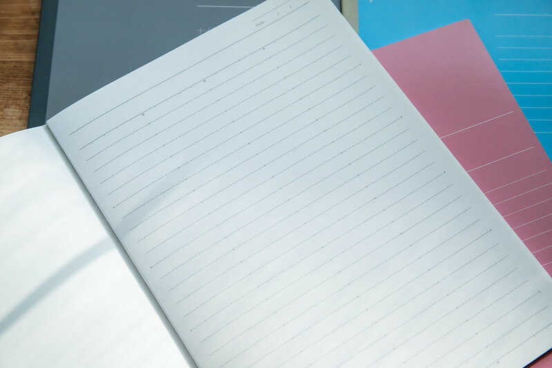 文具．專為學生設計的PLUS筆記本．橫線、方格款兩款可選，滑順紙質書寫超Easy．搭配MR修正帶組．學生上課的筆記利器！！