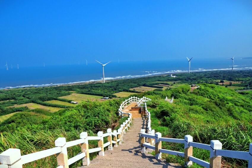 【竹南親子一日遊】四方鮮乳牧場、白沙屯拱天宮、麵容餃好、獅山親子公園、南寮漁港、後龍好望角!