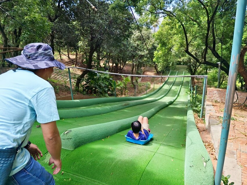 【竹南親子一日遊】四方鮮乳牧場、白沙屯拱天宮、麵容餃好、獅山親子公園、南寮漁港、後龍好望角!