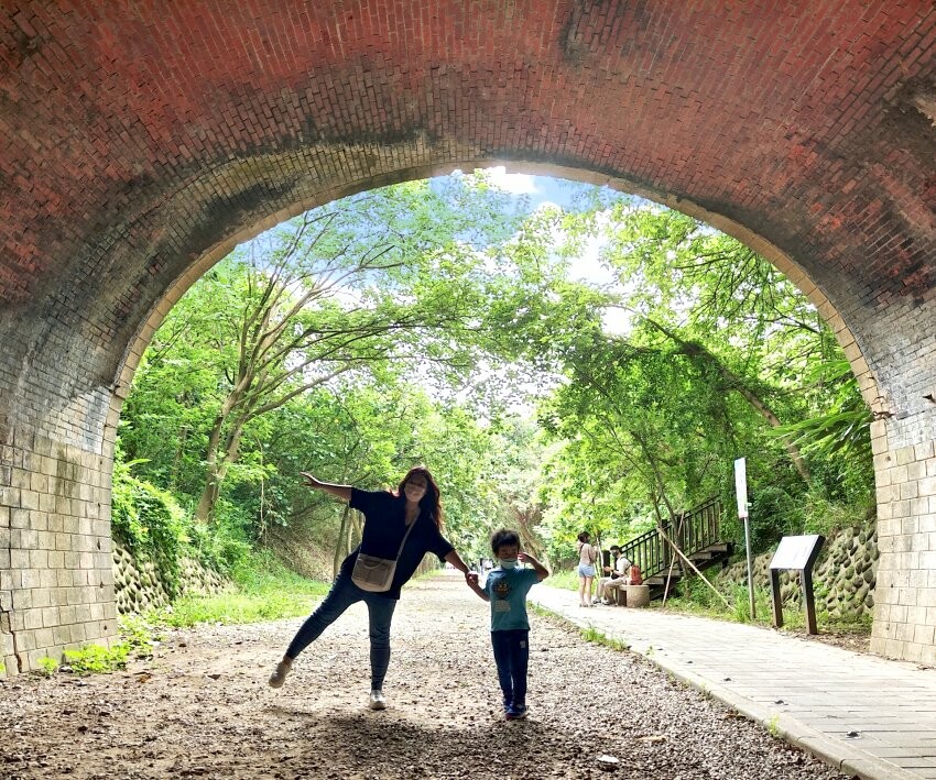 【竹南親子一日遊】四方鮮乳牧場、白沙屯拱天宮、麵容餃好、獅山親子公園、南寮漁港、後龍好望角!