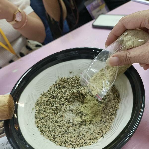 (苗栗/三義)札木工坊-來玩小鹿木偶DIY，自磨擂茶超好玩