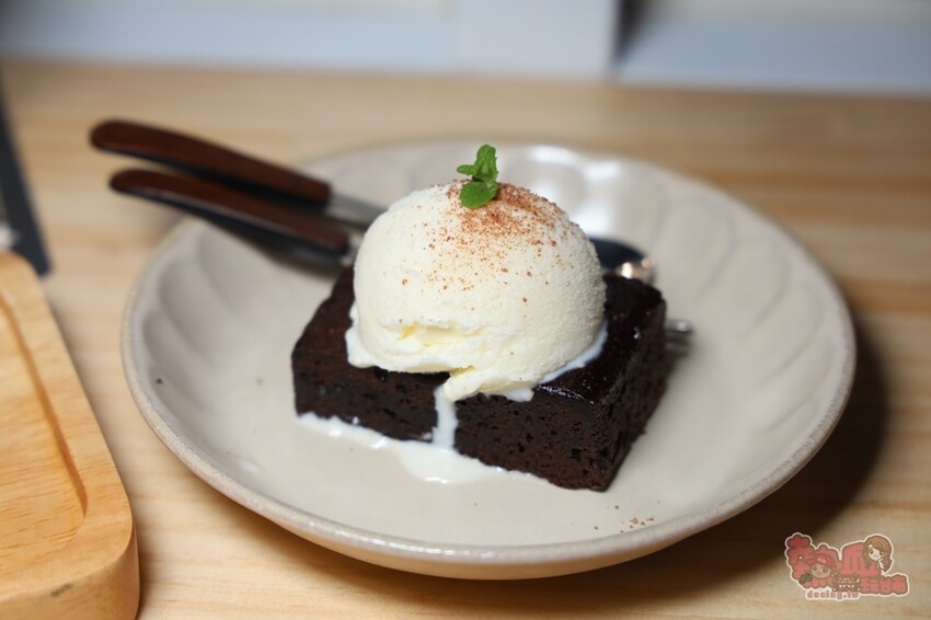 【台南桌遊】呼嚕基地貓咪桌遊咖啡廳！隱藏在商辦大樓的貓咪桌遊咖啡廳，免費自助吧可無限享用~ - 熱血玩台南。跳躍新世界