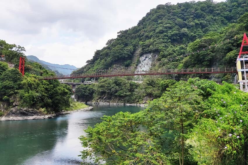 【2023烏來景點一日遊】烏來景點推薦/烏來老街美食/搭乘烏來台車、欣賞瀑布景點、溫泉推薦/泰雅族的原住民