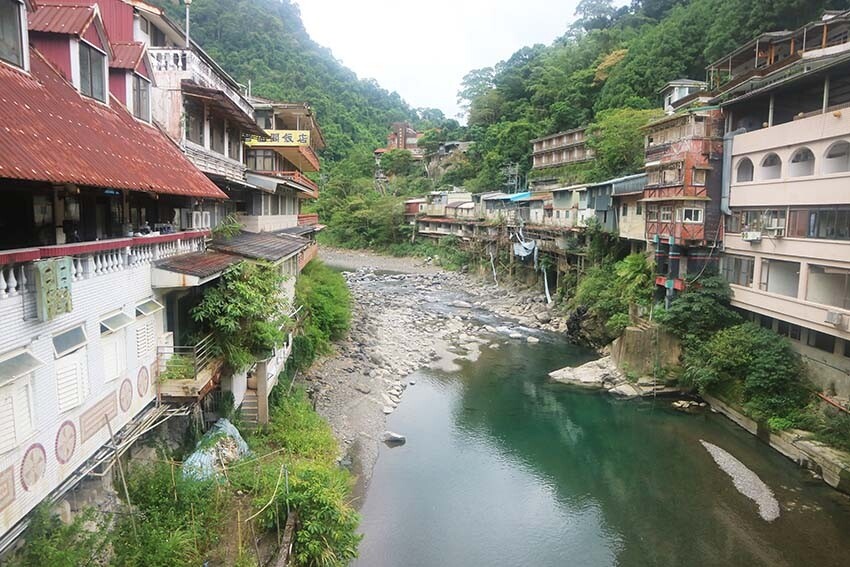 【2023烏來景點一日遊】烏來景點推薦/烏來老街美食/搭乘烏來台車、欣賞瀑布景點、溫泉推薦/泰雅族的原住民