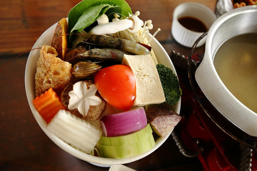 高雄親子景點寵物友善景觀餐廳。喝咖啡看飛機、可愛動物區互動、 高雄親子景點寵物友善景觀餐廳。喝咖啡看飛機、可愛動物區互動、