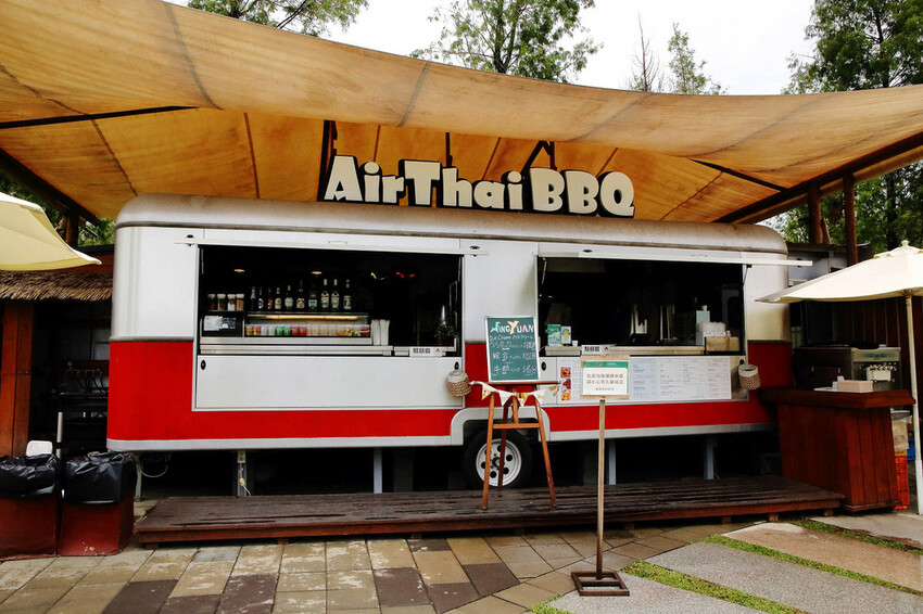 高雄親子景點寵物友善景觀餐廳。喝咖啡看飛機、可愛動物區互動、 高雄親子景點寵物友善景觀餐廳。喝咖啡看飛機、可愛動物區互動、