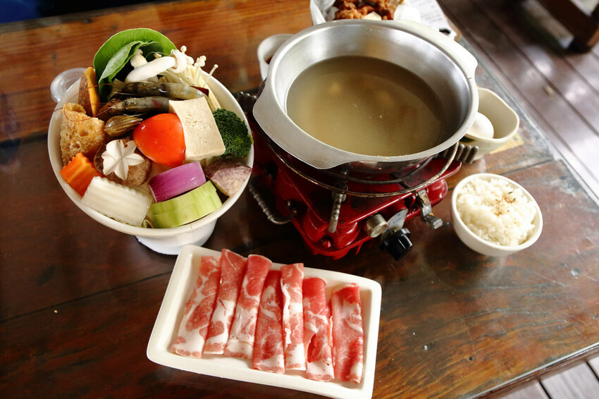 高雄親子景點寵物友善景觀餐廳。喝咖啡看飛機、可愛動物區互動、 高雄親子景點寵物友善景觀餐廳。喝咖啡看飛機、可愛動物區互動、