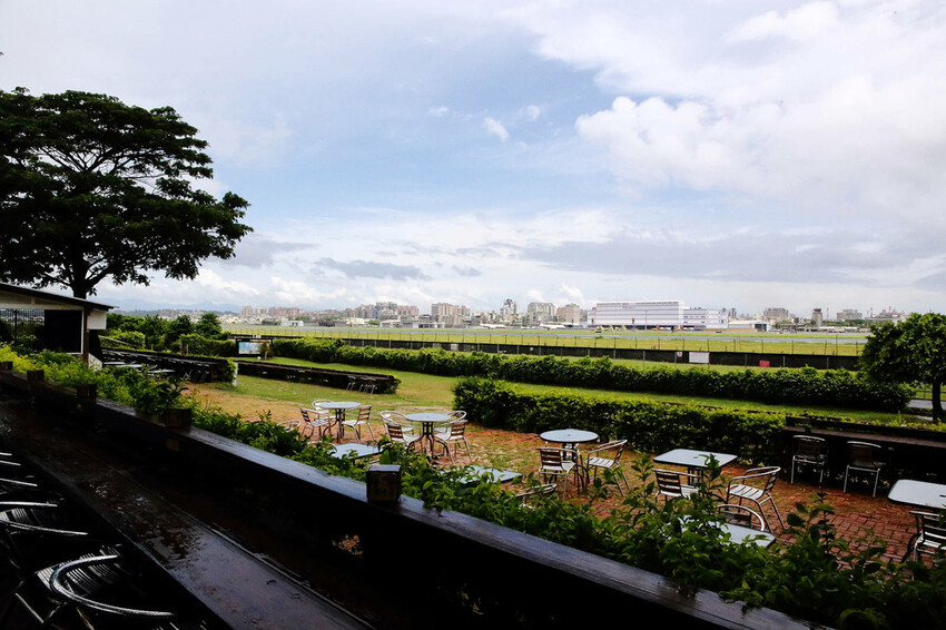 高雄親子景點寵物友善景觀餐廳。喝咖啡看飛機、可愛動物區互動、 高雄親子景點寵物友善景觀餐廳。喝咖啡看飛機、可愛動物區互動、