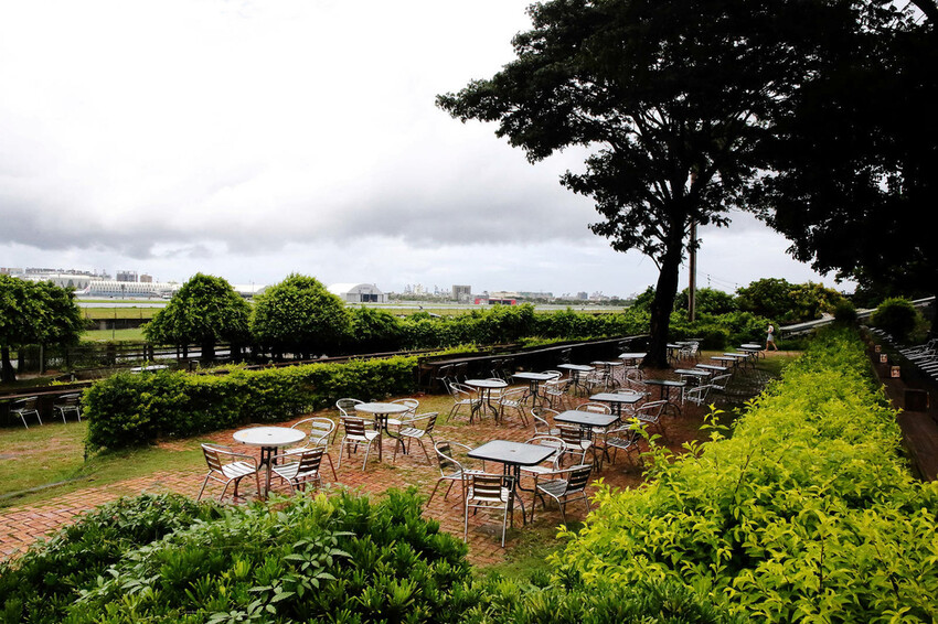 高雄親子景點寵物友善景觀餐廳。喝咖啡看飛機、可愛動物區互動、 高雄親子景點寵物友善景觀餐廳。喝咖啡看飛機、可愛動物區互動、