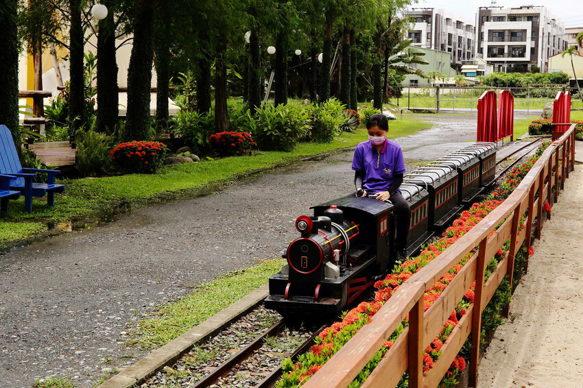 高雄親子景點寵物友善景觀餐廳。喝咖啡看飛機、可愛動物區互動、 高雄親子景點寵物友善景觀餐廳。喝咖啡看飛機、可愛動物區互動、
