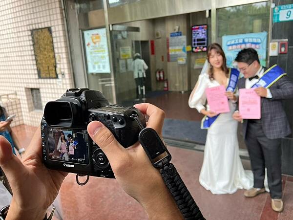 ＋（結婚登記懶人包）紅氣球自助婚紗～專業妝髮、絕美婚紗、獨家