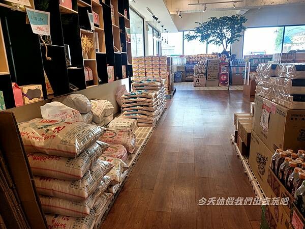 台東池上直銷驛站。是拍照打卡的好地方也是採買農產戰利品好去處