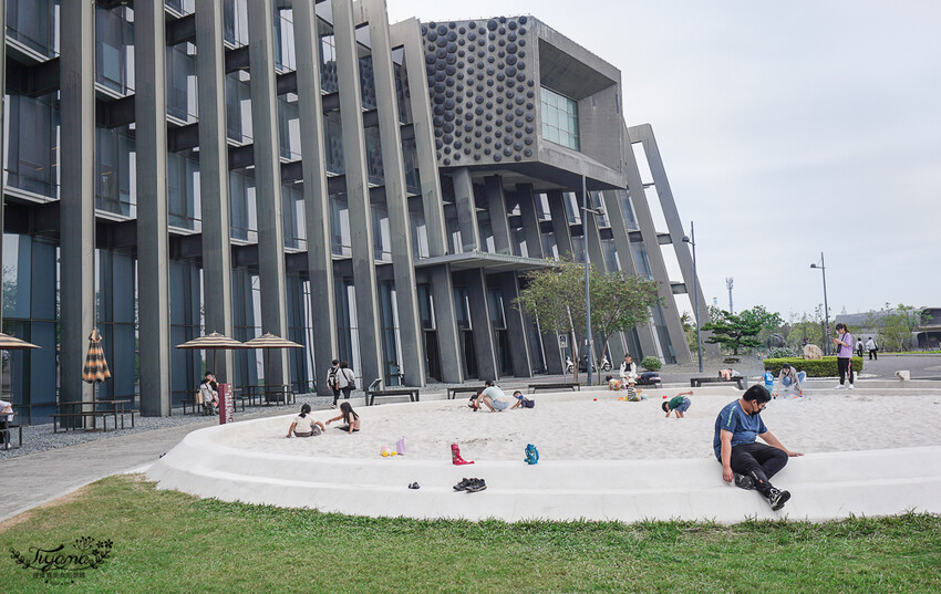 嘉義景點|國立故宮博物院南部院區:蒜頭糖廠五分車進站「故宮南院」,免費兒童創意中心、戶外大滑梯沙坑戲水區 @緹雅瑪 美食旅遊趣