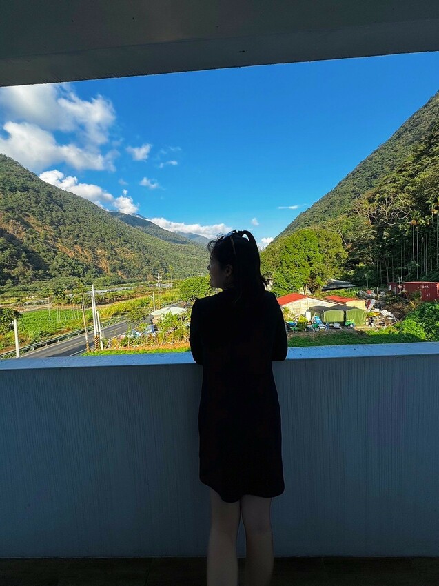 【南投住宿】埔里觀瀑渡假民宿-貓與瀑布的森呼吸旅宿，山嵐環繞美景，戲水池、KTV、餵魚、烤肉玩透透。