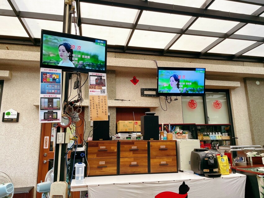 【南投住宿】埔里觀瀑渡假民宿-貓與瀑布的森呼吸旅宿，山嵐環繞美景，戲水池、KTV、餵魚、烤肉玩透透。