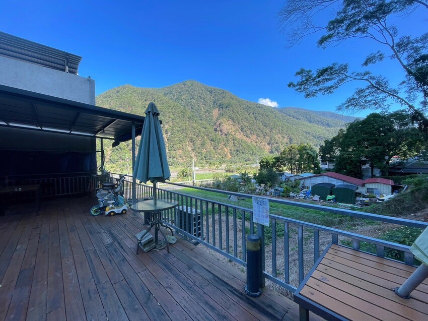 【南投住宿】埔里觀瀑渡假民宿-貓與瀑布的森呼吸旅宿，山嵐環繞美景，戲水池、KTV、餵魚、烤肉玩透透。