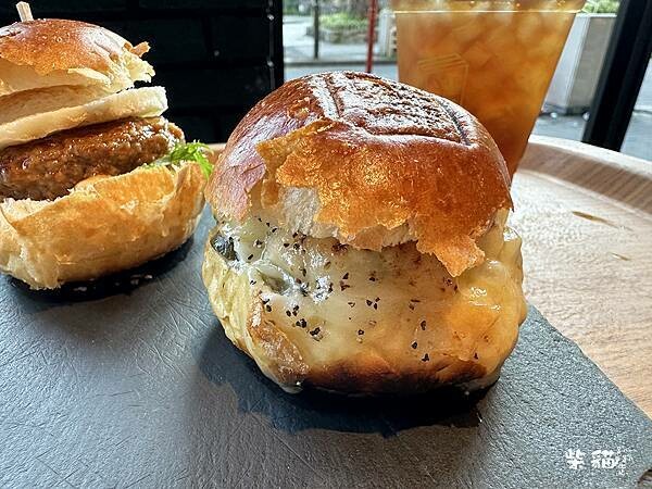 【名古屋】LAMP LIGHT BOOKS HOTEL｜是書