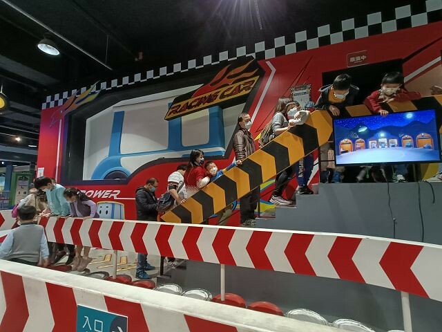 尚順育樂天地| 全台最大室內主題樂園.多樣VR互動體驗超好玩.攀岩走壁超刺激!