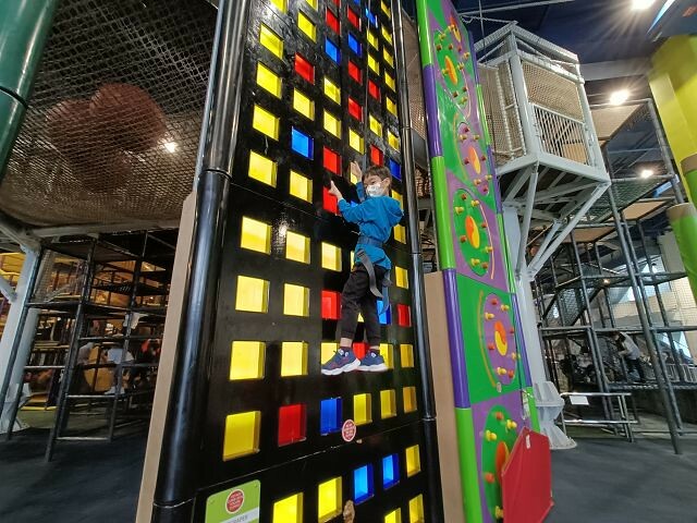 尚順育樂天地| 全台最大室內主題樂園.多樣VR互動體驗超好玩.攀岩走壁超刺激!