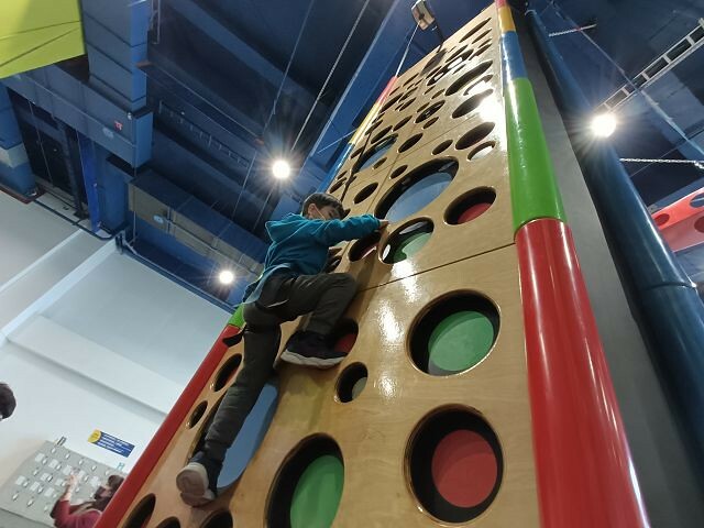 尚順育樂天地| 全台最大室內主題樂園.多樣VR互動體驗超好玩.攀岩走壁超刺激!