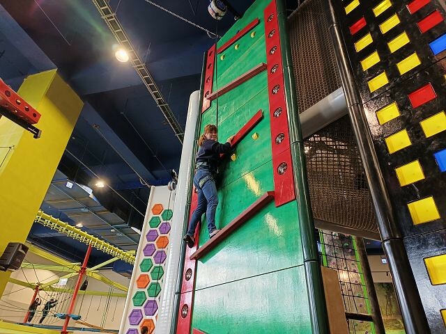 尚順育樂天地| 全台最大室內主題樂園.多樣VR互動體驗超好玩.攀岩走壁超刺激!
