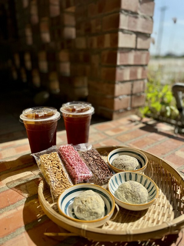 宜蘭壯圍 | 牛頭司體驗農場與牛零距離接觸；幫牛洗澡、餵食、刷毛、牽牛散步、體驗牛糞爆米花...等。（以牛