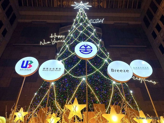 Taipei Christmas tree and street decoration series 1 --- Breeze department store sponsered   Christmas tree at Taipe railway station, Taipei, Taiwan, Nov 20, 2023 by SJKen.