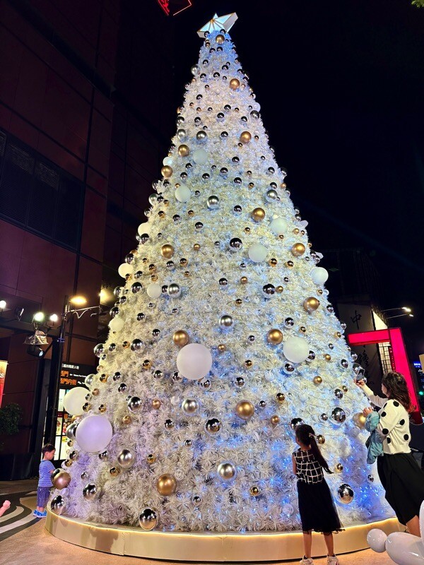 2023台南聖誕節拍照景點-新光三越台南西門店:Fantastic Christmas奇幻樂園|展覽期間2023.11.09~2024.01.07|整點燈光秀.週末雪花秀.千萬別錯過 - 進食的巨鼠