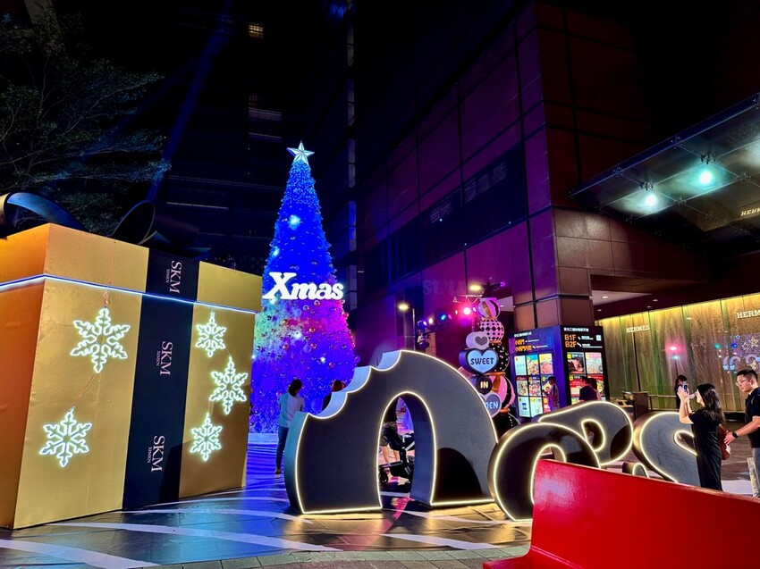 2023台南聖誕節拍照景點-新光三越台南西門店:Fantastic Christmas奇幻樂園|展覽期間2023.11.09~2024.01.07|整點燈光秀.週末雪花秀.千萬別錯過 - 進食的巨鼠