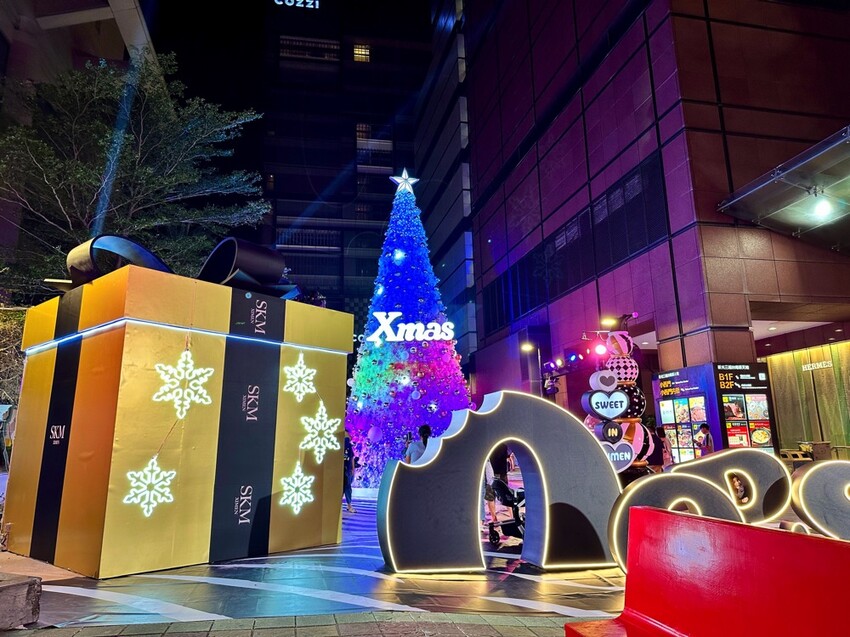 2023台南聖誕節拍照景點-新光三越台南西門店:Fantastic Christmas奇幻樂園|展覽期間2023.11.09~2024.01.07|整點燈光秀.週末雪花秀.千萬別錯過 - 進食的巨鼠