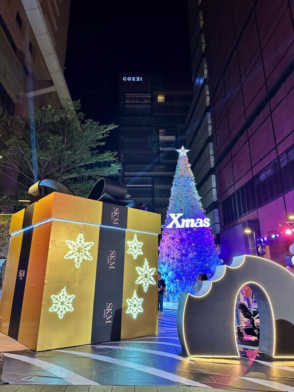 2023台南聖誕節拍照景點-新光三越台南西門店:Fantastic Christmas奇幻樂園|展覽期間2023.11.09~2024.01.07|整點燈光秀.週末雪花秀.千萬別錯過 - 進食的巨鼠
