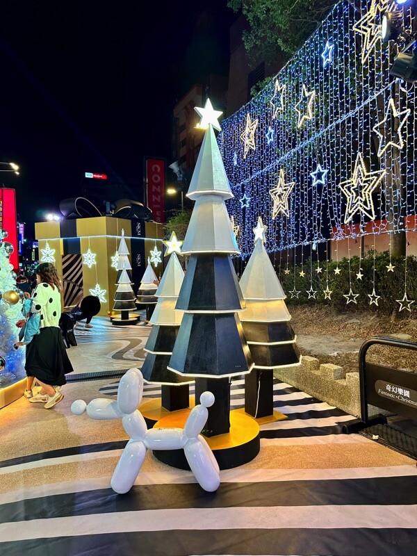 2023台南聖誕節拍照景點-新光三越台南西門店:Fantastic Christmas奇幻樂園|展覽期間2023.11.09~2024.01.07|整點燈光秀.週末雪花秀.千萬別錯過 - 進食的巨鼠