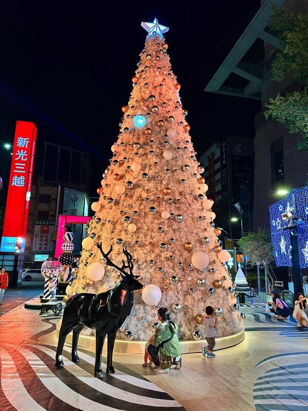 2023台南聖誕節拍照景點-新光三越台南西門店:Fantastic Christmas奇幻樂園|展覽期間2023.11.09~2024.01.07|整點燈光秀.週末雪花秀.千萬別錯過 - 進食的巨鼠
