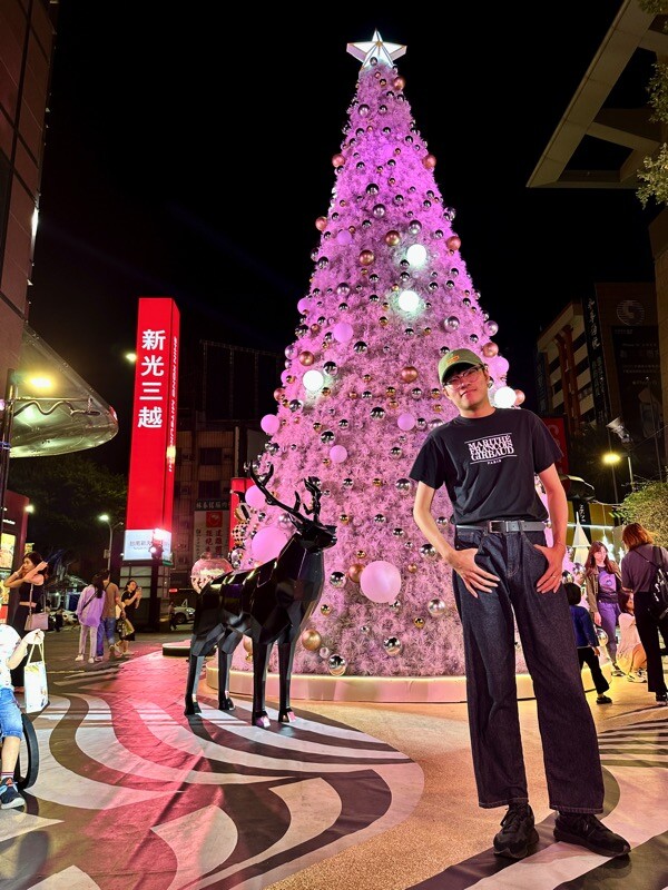 2023台南聖誕節拍照景點-新光三越台南西門店:Fantastic Christmas奇幻樂園|展覽期間2023.11.09~2024.01.07|整點燈光秀.週末雪花秀.千萬別錯過 - 進食的巨鼠